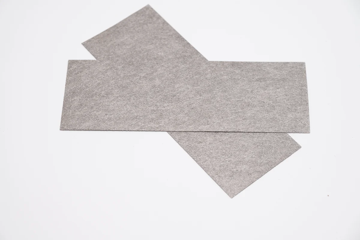 Titanium fiber felt sheets crossed for electrolysis