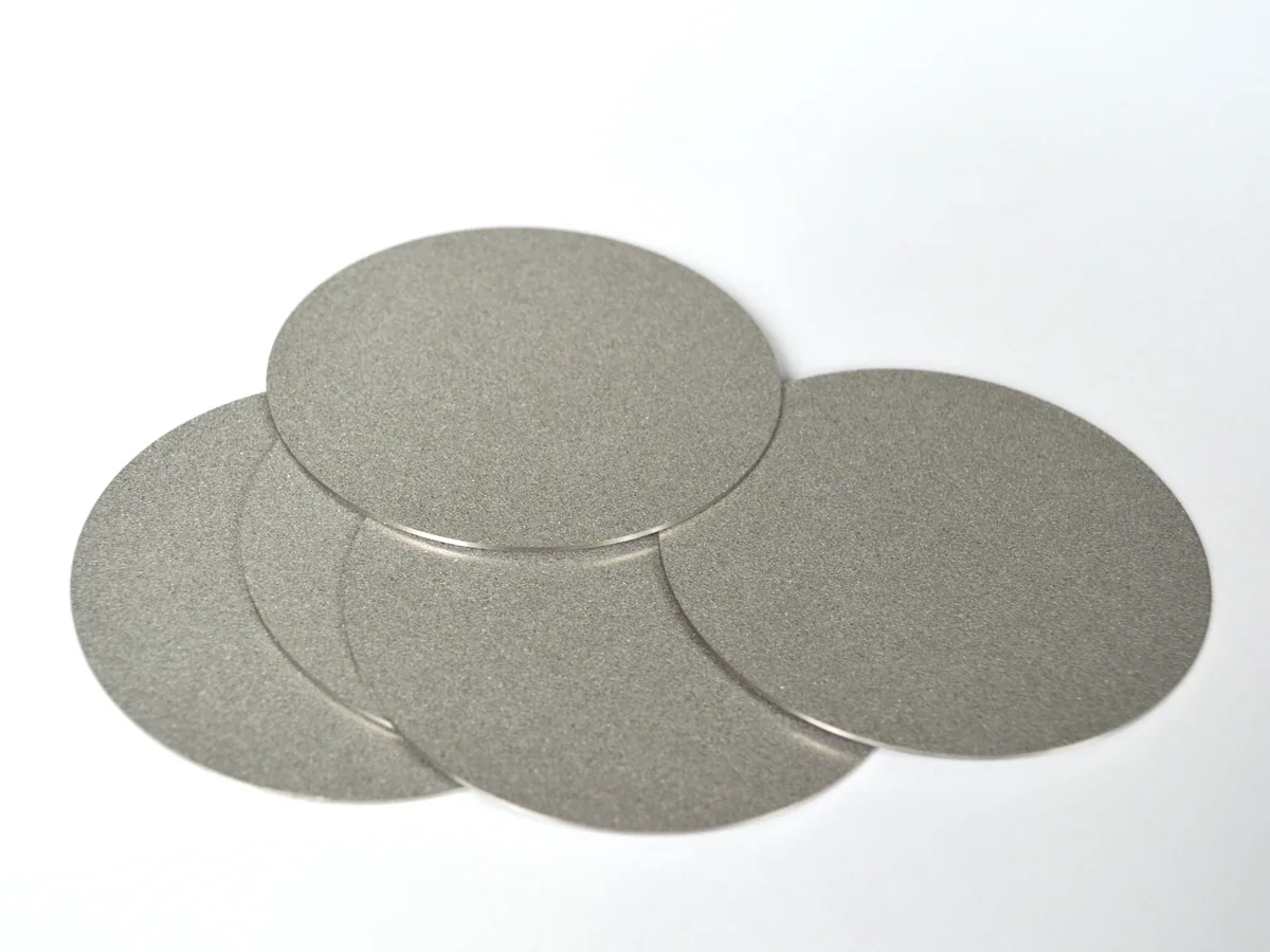 Sintered porous metal discs in multiple sizes