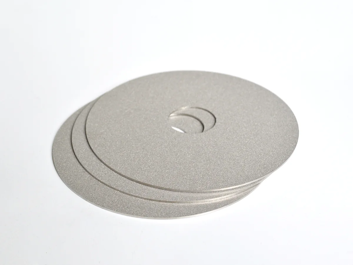 Sintered porous metal disc with center hole