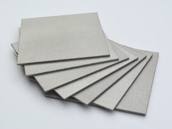 Sintered porous metal plates fanned out in a stack