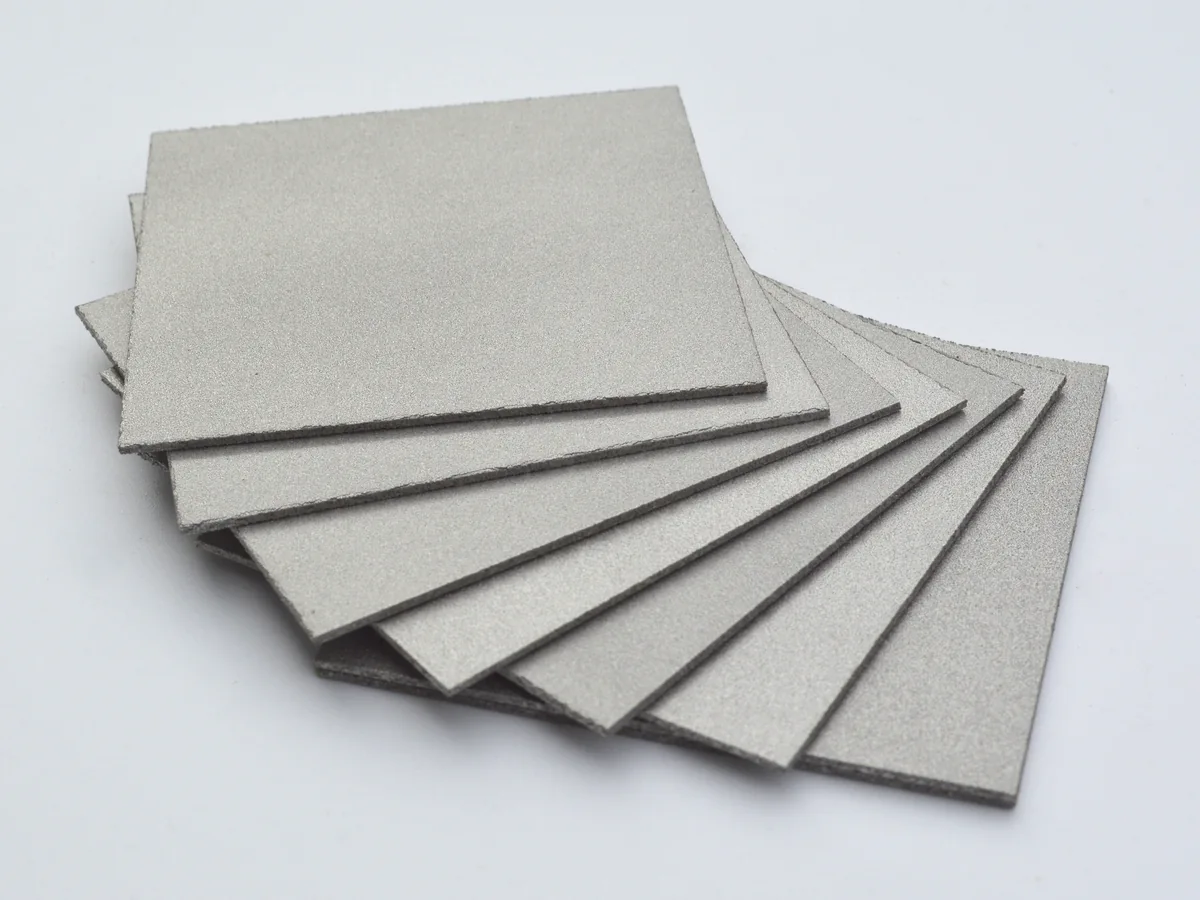SS and Ti sintered porous plates fanned out