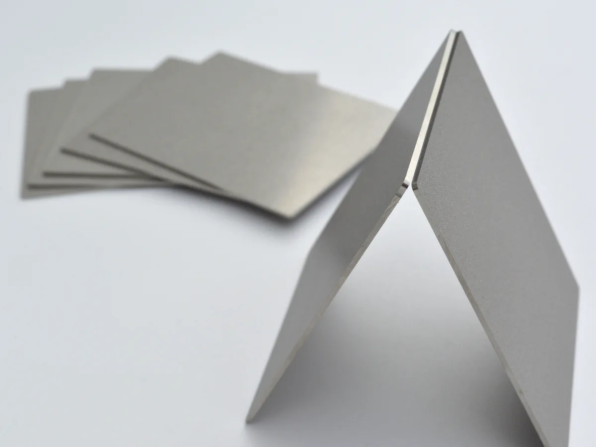 Sintered porous metal plates standing upright
