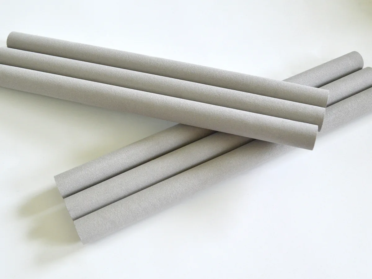 Sintered porous metal tubes in a crossed arrangement