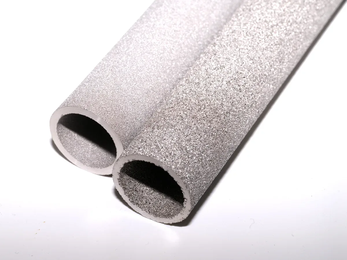 Sintered porous metal tube, open end detail