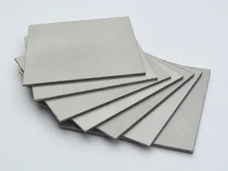 Sintered porous metal plates fanned out in a stack