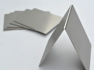 Sintered porous metal plates standing upright