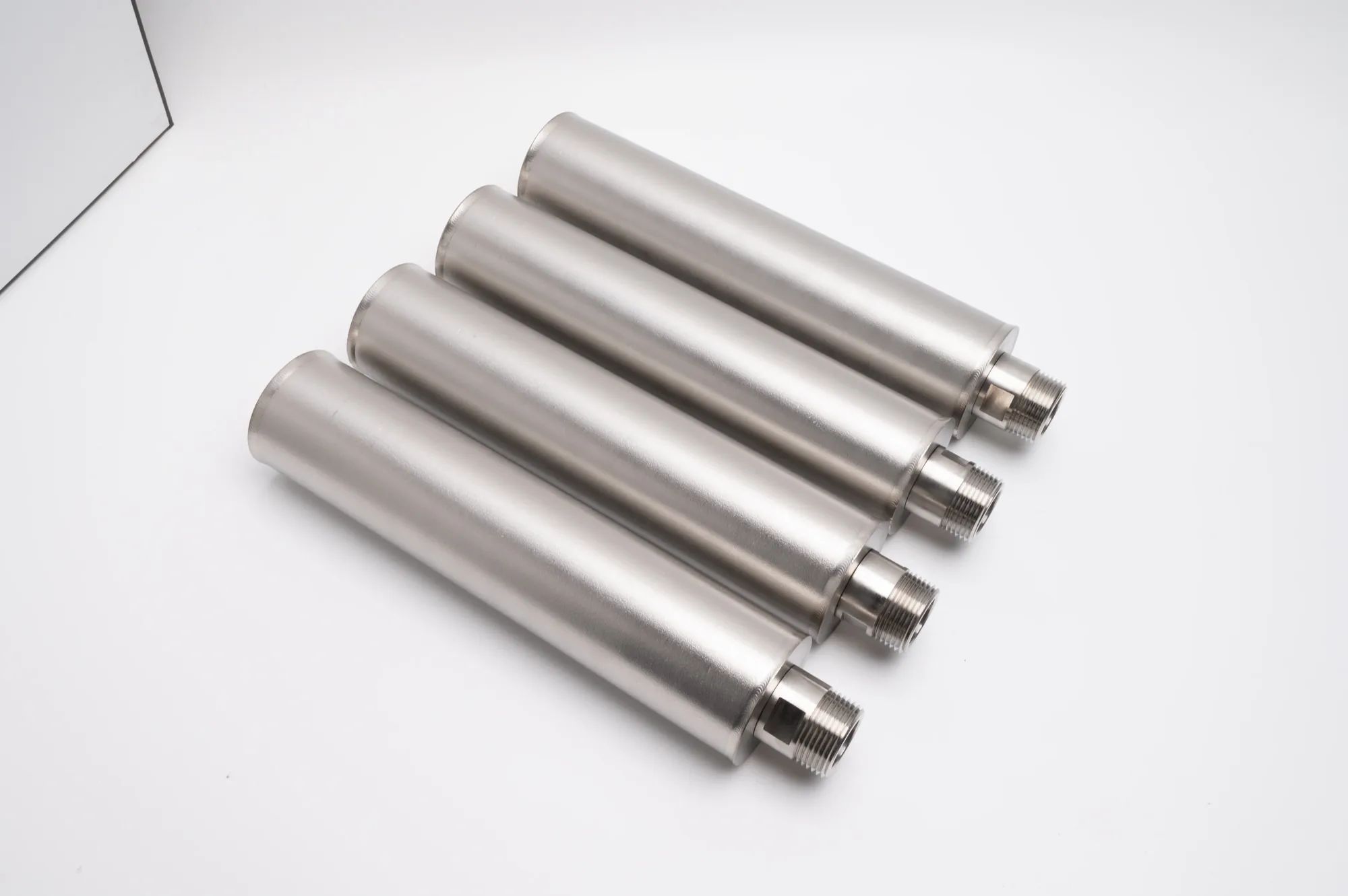 Titanium sintered filter cartridges with threaded connections
