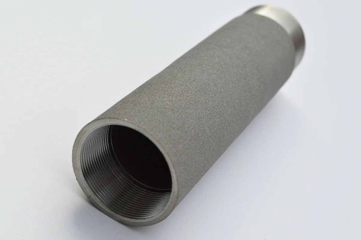 Threaded sintered porous tube detail for sparger connection design