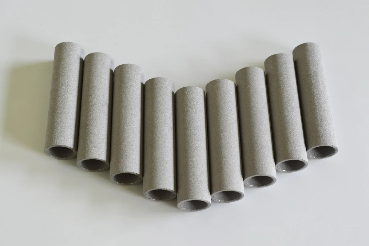 Sintered metal sparger tubes for gas distribution in liquid process vessels